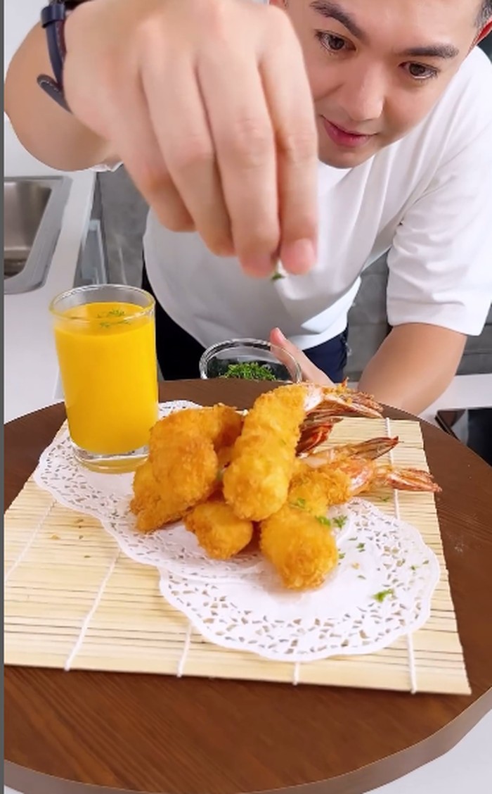 Nicky Tirta Eksplor Kuliner di Korea hingga Kamboja, Ini Potretnya! Nicky Tirta Eksplor Kuliner di Korea hingga Kamboja, Ini Potretnya!
