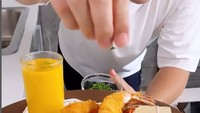 Di Instagram, celebrity chef yang satu ini hampir tiap hari mengunggah video masak dan resepnya yang menarik perhatian. Foto: Instagram @nickytirta