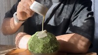 Selain videonya masak-masak, momen kulinerannya saat liburan di luar negeri juga ia bagikan. Seperti makan patbingsu matcha di Korea Selatan. Foto: Instagram @nickytirta