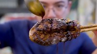 Tak hanya kuliner luar negeri, tapi kuliner lokal seperti sate kambing dan tengkleng Pak Manto ini juga jadi favoritnya. Foto: Instagram @nickytirta