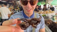 Terakhir ini keseruan Nicky ketika berlibur ke Kamboja dan mencicipi camilan ekstrem berupa laba-laba goreng di sana. Foto: Instagram @nickytirta