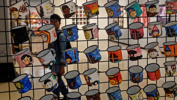 Pengunjung mengamati karya seni dalam pameran Arteducare ke-14 bertajuk Step to Stage di Taman Budaya Jawa Tengah (TBJT), Solo, Jawa Tengah, Selasa (16/7/2024). Pameran seni untuk edukasi tersebut menampilkan berbagai, diskusi, dan pelatihan singkat melukis guna mengembangkan model praktik seni yang dapat memberdayakan masyarakat. ANTARAFOTO/Maulana Surya/tom.