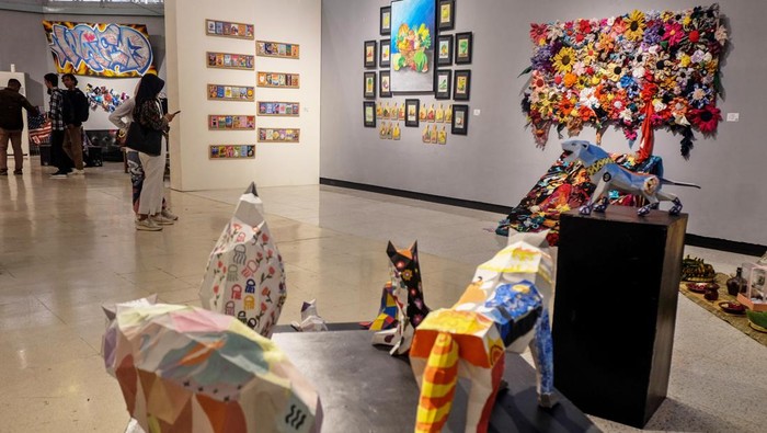 Pameran Arteducare ke-14 di TBJT Solo Pengunjung mengamati karya seni dalam pameran Arteducare ke-14 bertajuk Step to Stage di Taman Budaya Jawa Tengah (TBJT), Solo, Jawa Tengah, Selasa (16/7/2024). Pameran seni untuk edukasi tersebut menampilkan berbagai, diskusi, dan pelatihan singkat melukis guna mengembangkan model praktik seni yang dapat memberdayakan masyarakat. ANTARAFOTO/Maulana Surya/tom.