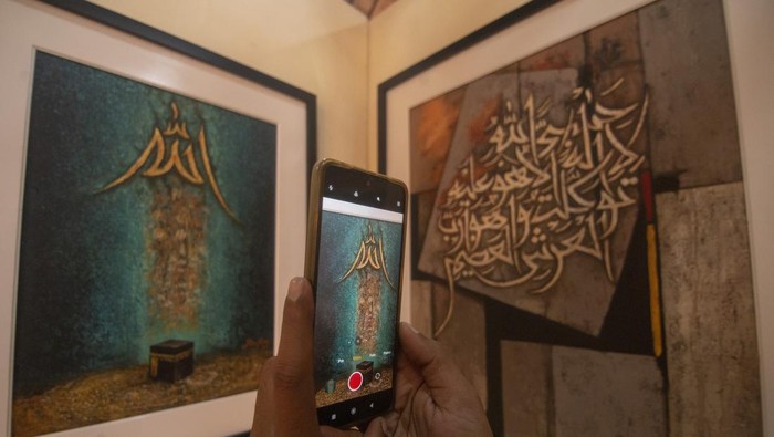 Pameran lukisan kaligrafi di Salatiga Pengunjung melihat lukisan kaligrafi yang dipamerkan di DPRD Kota Salatiga, Jawa Tengah, Selasa (16/7/2024). Pameran yang digelar Majelis Ulama Indonesia (MUI) Kota Salatiga itu diikuti 23 pelukis dengan menampilkan 45 lukisan kaligrafi untuk mengangkat potensi pelukisnya dan sebagai media syiar Islam. ANTARA FOTO/Aloysius Jarot Nugroho/tom.
