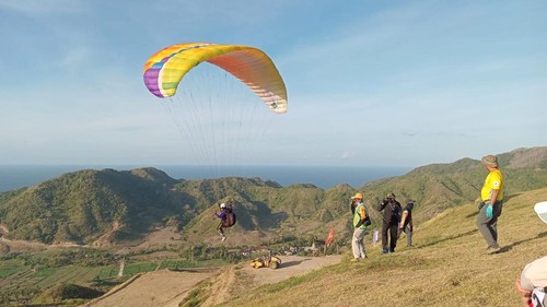 Sejumlah atlet paralayang mengikuti Asian League Paragliding Accuracy 2024 di Sky Lancing, Lombok Tengah