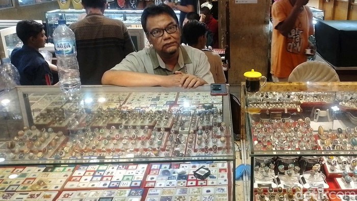 Pasar Batu Akik Rawa Bening Tetap Berkilau Jakarta Gems Center (JGC) atau Pasar Batu Akik Rawa Bening jadi tujuan warga berburu batu akik. JGC merupakan batu akik terbesar kedua di Asia Tenggara.