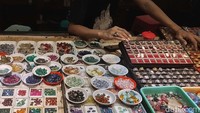 Menurut pedagang, pecinta batu akik yang berkunjung ke Pasar Batu Akik Rawa Bening masih tetap banyak, hanya saja terdapat pola yang berbeda, kini para pedagang sudah banyak menggunakan platform di media sosial untuk mempromosikan batu akik dagangan mereka. 