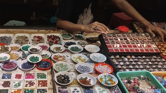Pasar Batu Akik Rawa Bening Tetap Berkilau Jakarta Gems Center (JGC) atau Pasar Batu Akik Rawa Bening jadi tujuan warga berburu batu akik. JGC merupakan batu akik terbesar kedua di Asia Tenggara.