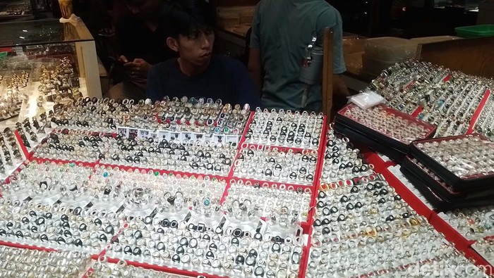 Pasar Batu Akik Rawa Bening Tetap Berkilau Jakarta Gems Center (JGC) atau Pasar Batu Akik Rawa Bening jadi tujuan warga berburu batu akik. JGC merupakan batu akik terbesar kedua di Asia Tenggara.