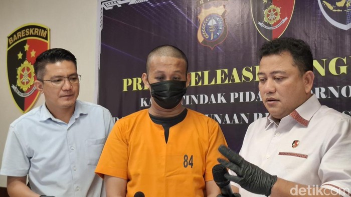Pelaku saat diamankan Polda Riau. (Raja Adil Siregar/detikSumut)