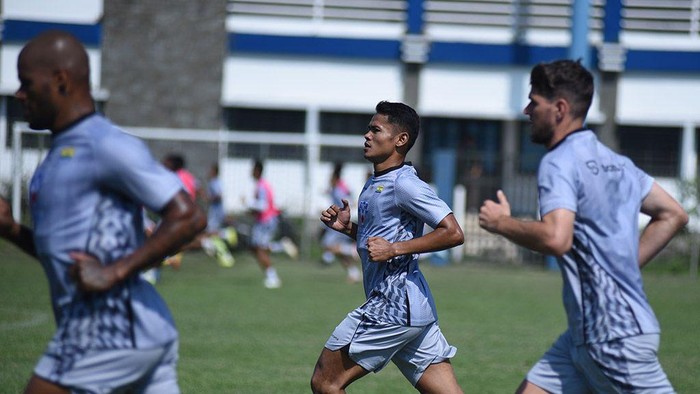 Pemain Persib Dimas Drajad (tengah)