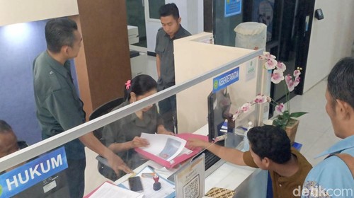 Arak Kota Kupang saat memasukkan gugatan di PTUN Kupang terkait TPA Alak, Kota Kupang, Provinsi Nusa Tenggara Timur (NTT).