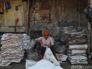 Mengorek Rasanya Tinggal di Rumah Terkepung Gunung Sampah