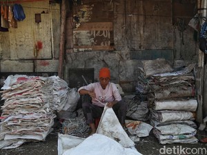 Mengorek Rasanya Tinggal di Rumah Terkepung Gunung Sampah