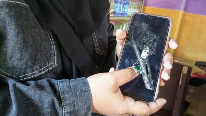 Penampakan pocong terpotret kamera ponsel di Situbondo.