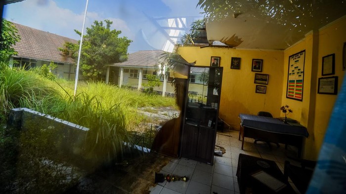 Kondisi ruangan guru yang terbengkalai di SMP PGRI 2 Kota Serang, Banten, Selasa (16/7/2024). Forum Komunikasi Kepala Sekolah Swasta (FOKKS) menyebut sebanyak delapan SMP swasta di Kota Serang tutup akibat tidak adanya siswa yang mendaftar imbas dari sistem zonasi penerima peserta didik baru (PPDB). ANTARA FOTO/Muhammad Bagus Khoirunas/wpa.