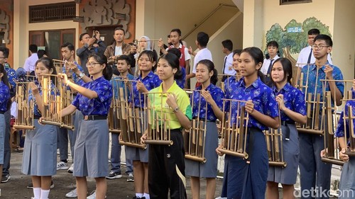 penampilan dari siswa-siswi SLB 2 Denpasar ketika memainkan alat musik angklung dan pantomim saat MPLS, Selasa (16/7/2024). (Rizki Setyo Samudro/detikBali)