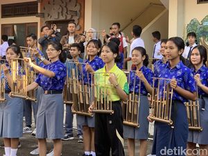 Siswa-siswi SLB 2 Denpasar Bermain Angklung dan Seni Pantomim Saat MPLS