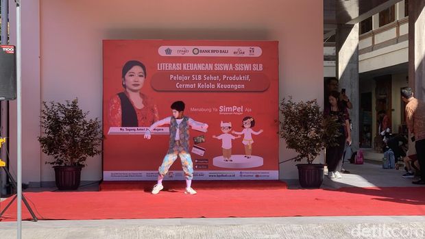 penampilan dari siswa-siswi SLB 2 Denpasar ketika memainkan alat musik angklung dan pantomim saat MPLS, Selasa (16/7/2024). (Rizki Setyo Samudro/detikBali)
