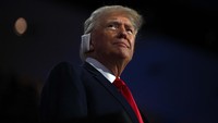 Kandidat presiden dari Partai Republik dan mantan Presiden Donald Trump menghadiri Hari 1 Konvensi Nasional Partai Republik (RNC), di Fiserv Forum di Milwaukee, Wisconsin, AS, 15 Juli 2024. Telinganya tampak ditutup kassa. 