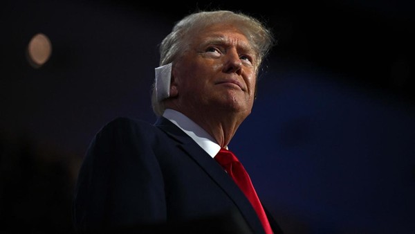 Penampilan Donald Trump usai Selamat dari Penembakan