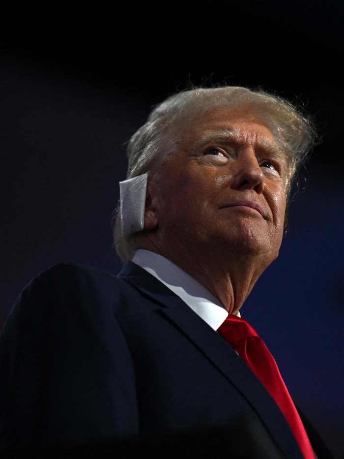 Penampilan Donald Trump usai Selamat dari Penembakan Republican presidential candidate and former President Donald Trump attends Day 1 of the Republican National Convention (RNC), at the Fiserv Forum in Milwaukee, Wisconsin, U.S., July 15, 2024. REUTERS/Callaghan Ohare