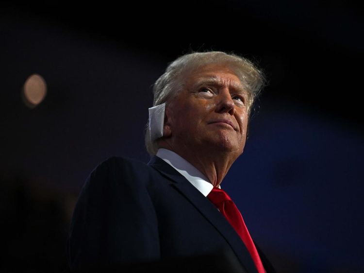 Penampilan Donald Trump usai Selamat dari Penembakan