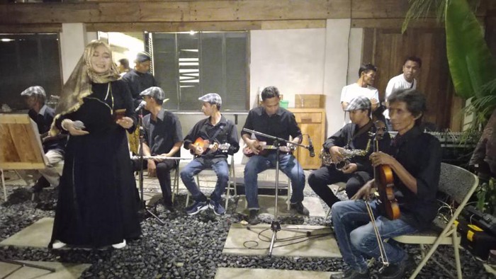 Penampilan grup musik keroncong Irama Pusaka.