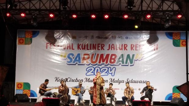 Penampilan grup musik keroncong Irama Pusaka.