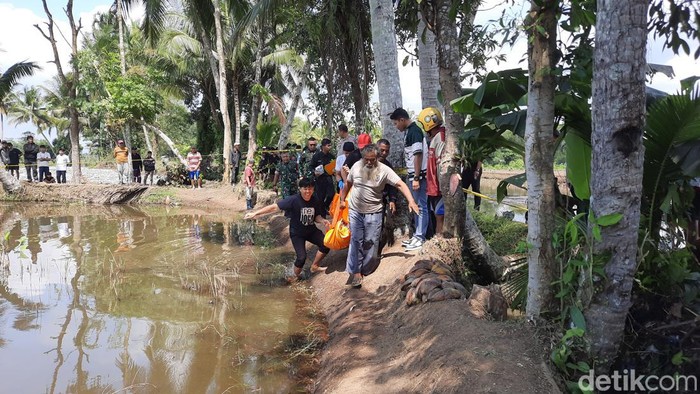 Penemuan mayat laki laki di Sungai Cibeurih, Tasikmalaya, Selasa (16/7/2024).
