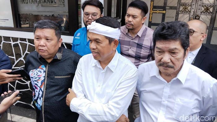 Pengacara beserta mantan Bupati Purwakarta Dedi Mulyadi, saat menemui para terpidana kasus Vina Cirebon di Rutan Kebon Waru Bandung