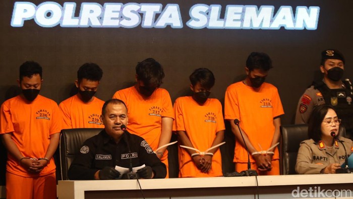 Lima pelaku pengeroyokan yang didasari dendam karena tak diundang perayaan kelompok suporter korban dirilis di Mapolresta Sleman, Selasa (16/7/2024).