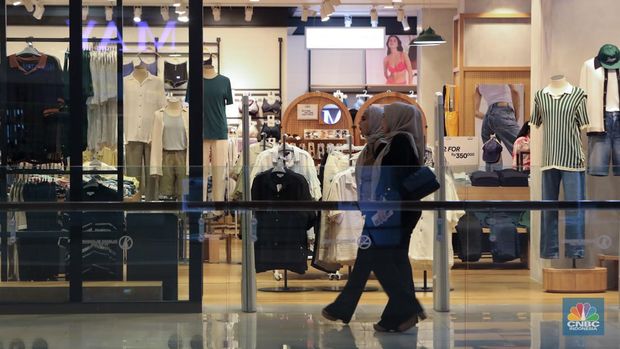 Pengunjung memilih pakaian yang dijual pada salah satu pusat perbelanjaan di Jakarta, Selasa (16/7/2024). (CNBC Indonesia/Faisal Rahman)