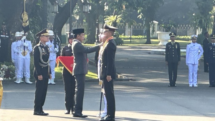 Empat Perwira Muda Bersinar Raih Gelar Adhi Makayasa Usai Dilantik Presiden