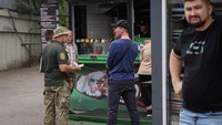 Veteran tempur ini berada di garis depan dalam upaya untuk melipatgandakan rancangan undang-undang tersebut meskipun antusiasme masyarakat terhadap dinas di masa perang berkurang, karena para analis militer mengatakan bahwa regenerasi personel pasukan adalah salah satu tantangan utama di medan perang di Kyiv.