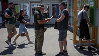 Sementara itu, Rusia merekrut sekitar 30.000 tentara per bulan untuk upaya perangnya dan menderita kerugian “sangat tinggi”, kata seorang pejabat senior NATO pada Selasa (9/7). Dia menambahkan bahwa pihaknya kekurangan amunisi dan pasukan untuk memulai serangan besar-besaran.