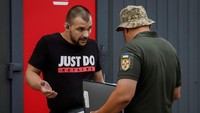 Wakil kepala kantor rancangan tempat Fantomas bekerja mengatakan kepada Reuters dalam sebuah wawancara bahwa upaya mobilisasi di distriknya di Kyiv berjalan dengan baik meskipun ada beban kerja yang besar dan mencakup banyak permintaan pengecualian.