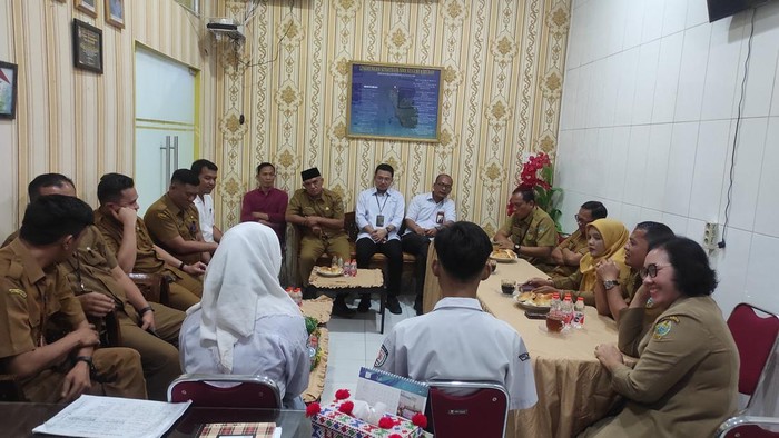 Pertemuan di sekolah bersama Ombudsman dan Pemprov Sumut bersama kepala sekolah dan siswi MS (Istimewa)