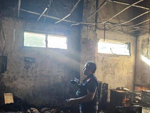 Gedung Pusat Pengembangan Usaha Bisnis UNS Solo Terbakar