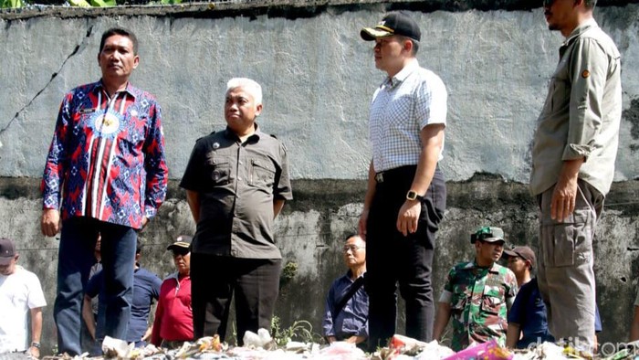 Pj Bupati Cirebon Wahyu Mijaya saat memimpin proses pembersihan tumpukan sampah di Sungai Jamblang