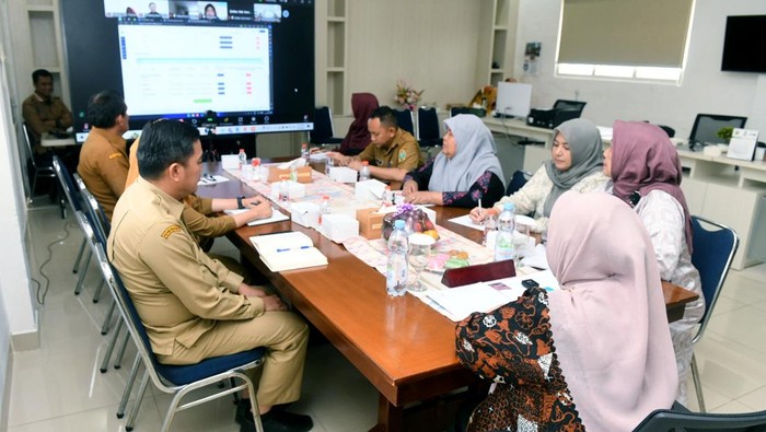 Pj Ketua Dekranasda Sumut, Tyas Fatoni mengikuti Rapat Sosialisasi Program PKW yang diselenggarakan oleh Dekranas Pusat secara virtual. (Foto: dok Pemprov Sumut).