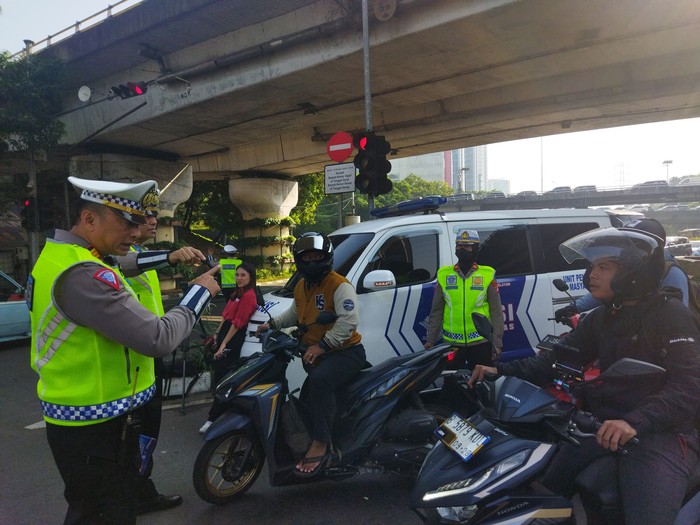 Polisi Hentikan 4 Pemotor Buntuti Ambulans saat Macet di Jaktim