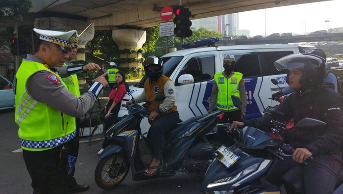 Polisi Hentikan 4 Pemotor Buntuti Ambulans saat Macet di Jaktim