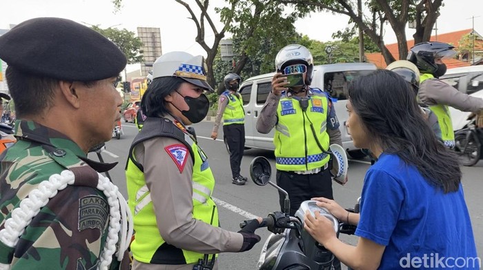 Kepatuhan Lalu Lintas Meningkat: Polisi Menindak Pelanggaran Helm di Jalan Margonda