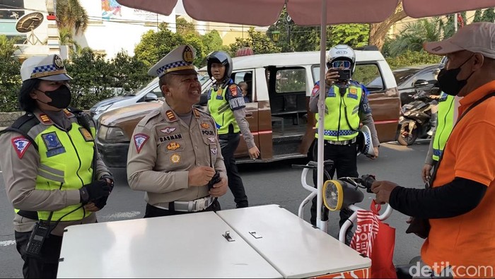 Aparat Tertibkan Mangkal Pedagang Minuman di Margonda Selama Operasi Patuh