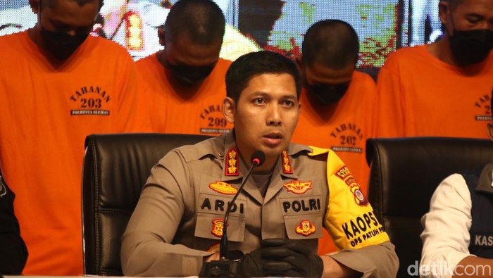 Polresta Sleman menangkap 11 tersangka pencurian motor spesialis trail. Dalam kasus ini Kapolresta Sleman Kombes Yuswanto Ardi meminta maaf karena gagal mengamankan wilayahnya, Selasa (16/7/2024).