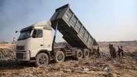 Tampak truk membuang sampah yang dikumpulkan dari pemukiman warga. 