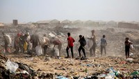 Lokasi pembuangan sampah ini tidak jauh dari kamp para pengungsi. 