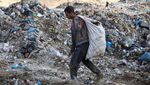 Potret Anak-anak Gaza Jadi Pemulung