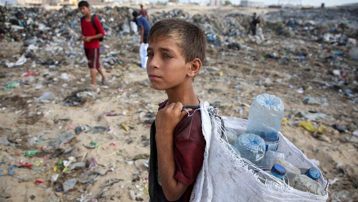A Palestinian man scavenges for usable items at a dump site, amid the Israel-Hamas conflict, in Khan Younis in the southern Gaza Strip, July 15, 2024.REUTERS/Hatem Khaled